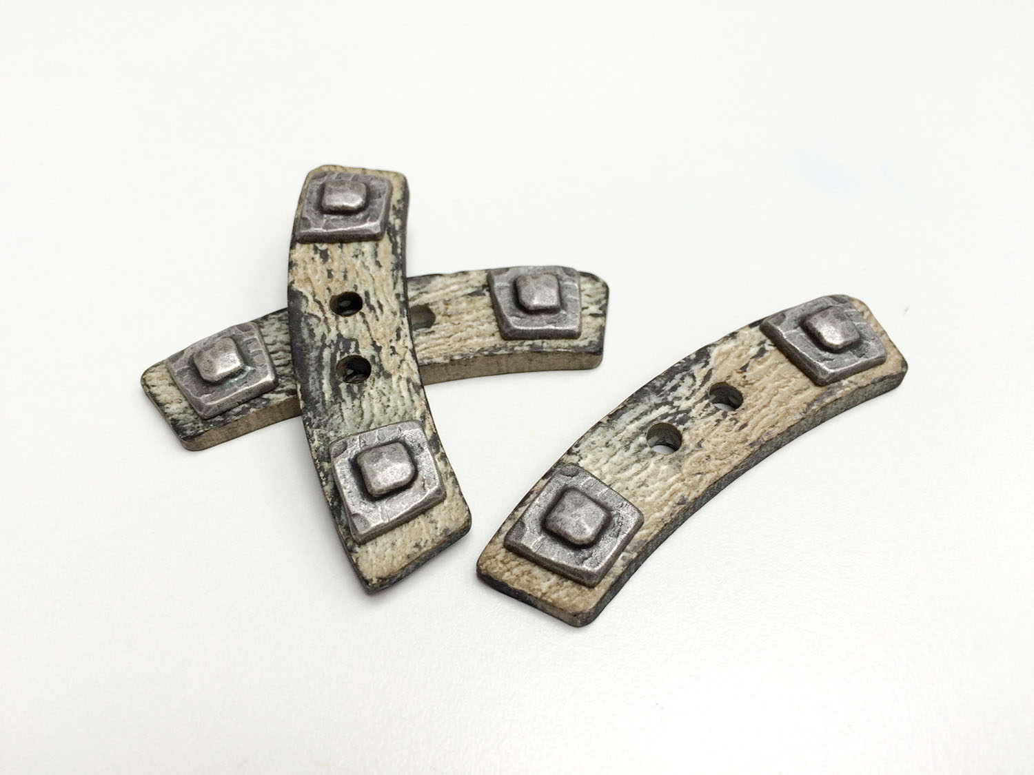 www.Knopfparadies.de - 5533br - Rustikale gebogene Knebelknöpfe mit Metall Optik Applikation
