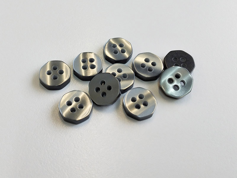 www.knopfparadies.de - 6224gr - Hübsche, achteckige Blusenknöpfe in grau schimmernd