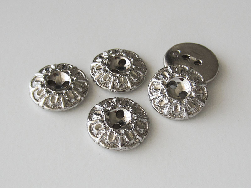 www.knopfparadies.de - 1566si - Silberne Kunststoffknöpfe mit barockem Blumen Muster