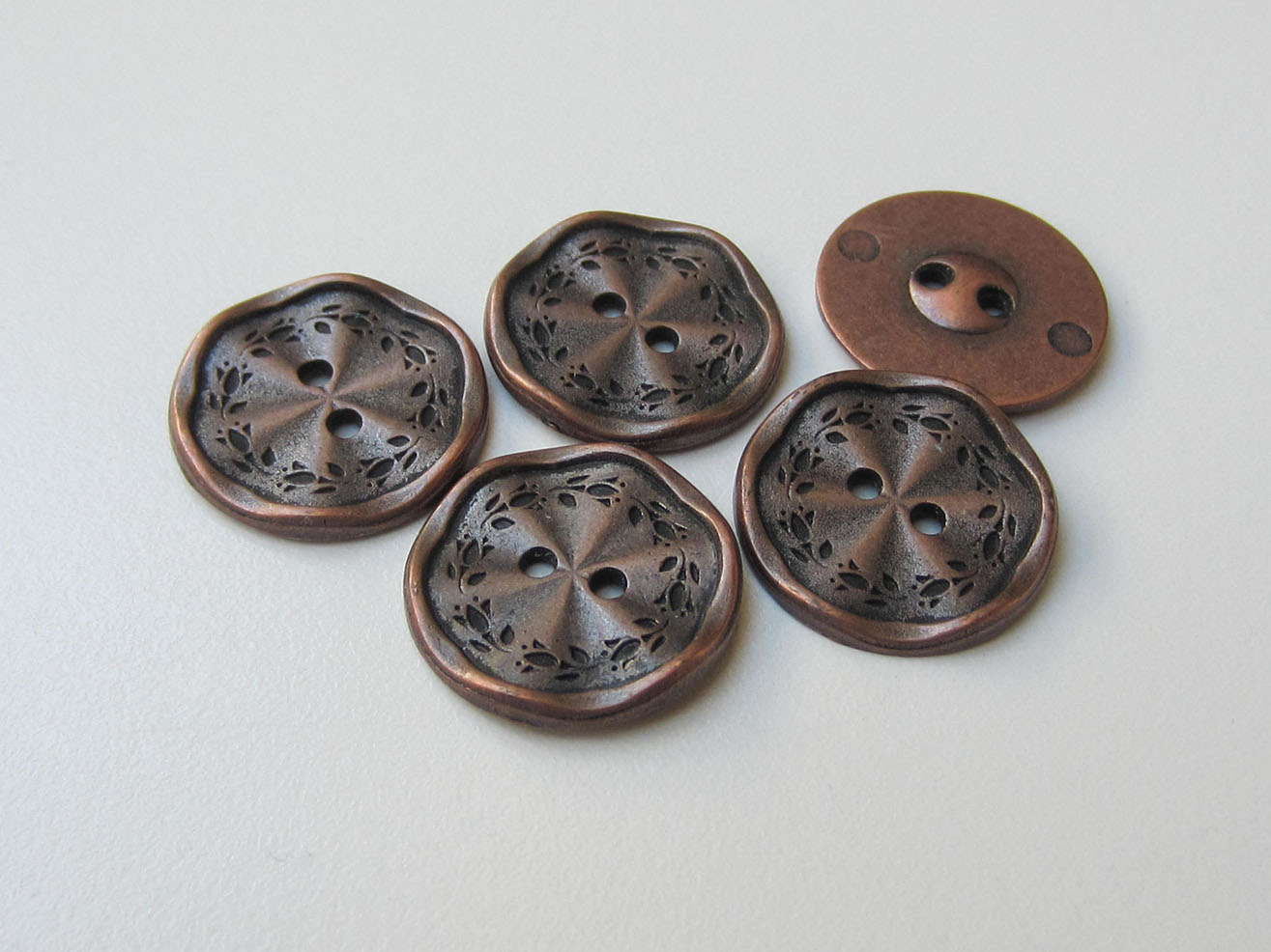 Bezaubernder Zweiloch Metall Knopf mit Blumen Kranz