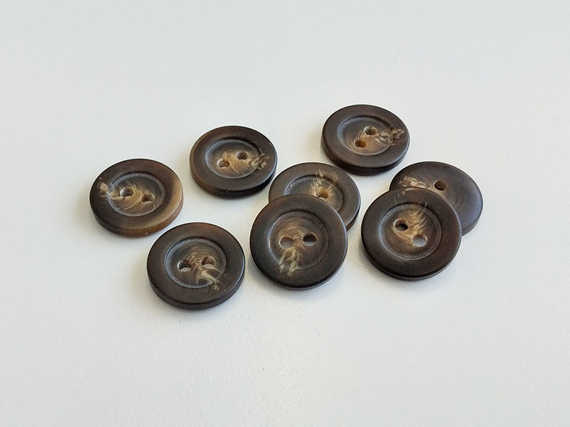 www.knopfparadies.de - 4094db - Zweilochknöpfe in brauner Hornoptik
