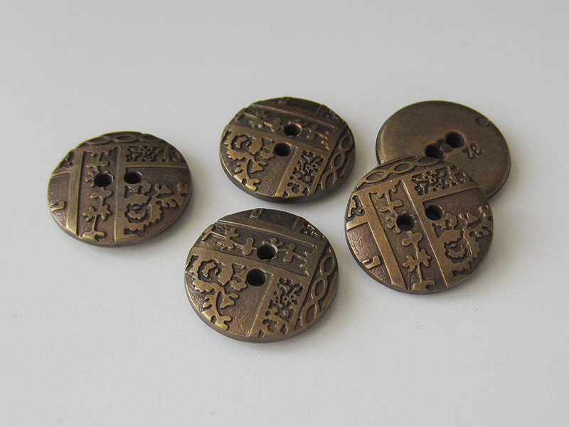 www.Knopfparadies.de - 5172me - Messingfarbene Zweiloch Kunststoffknöpfe mit Ornament Muster