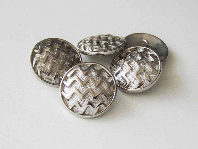 Silberfarbener Zick-Zack-Metallknopf