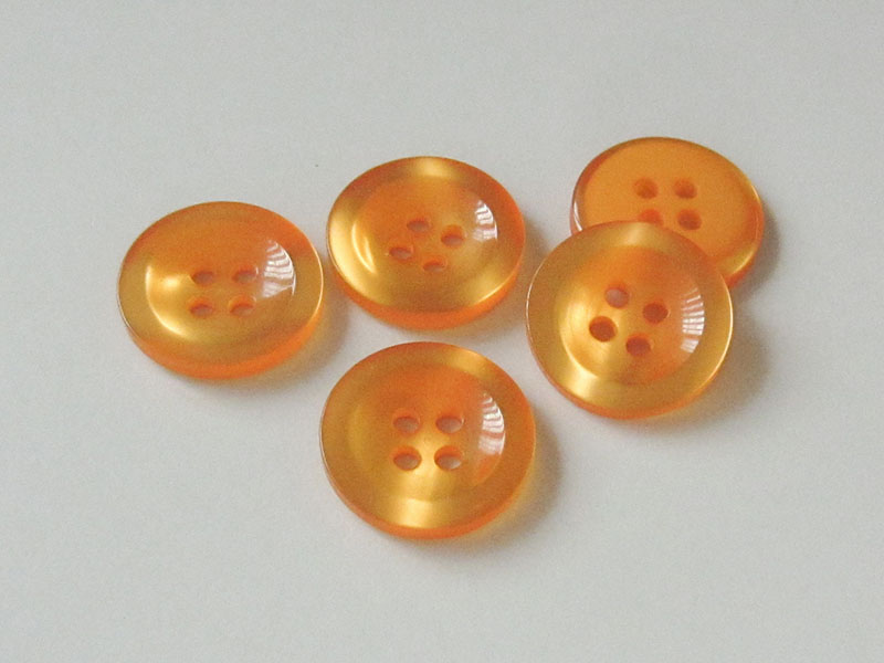 www.knopfparadies.de - 3610cl - Orange schimmernde Kunststoffknöpfe mit vier Löchern
