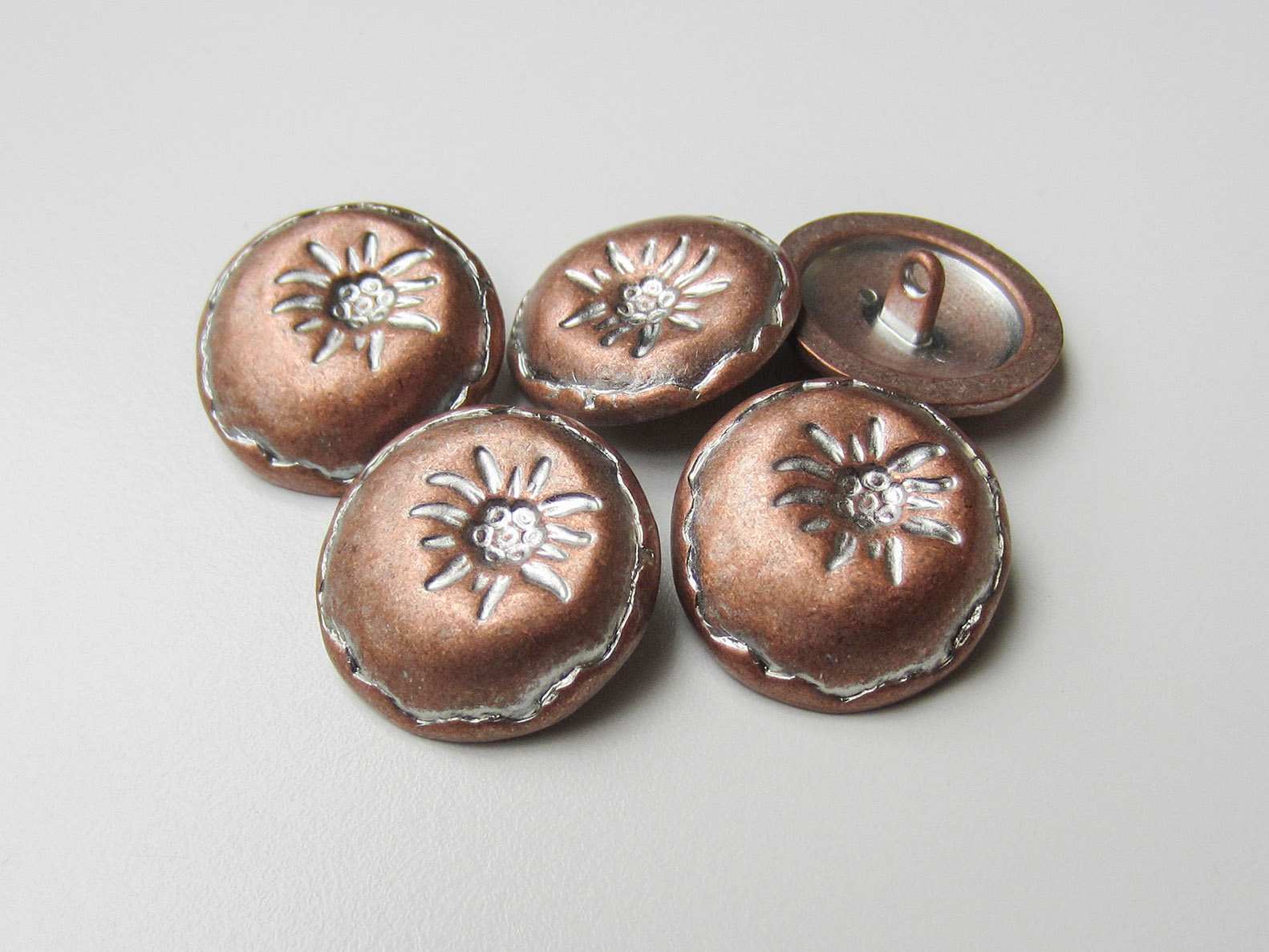 Uriger Trachtenknopf mit Edelweiss in Bicolor-Optik