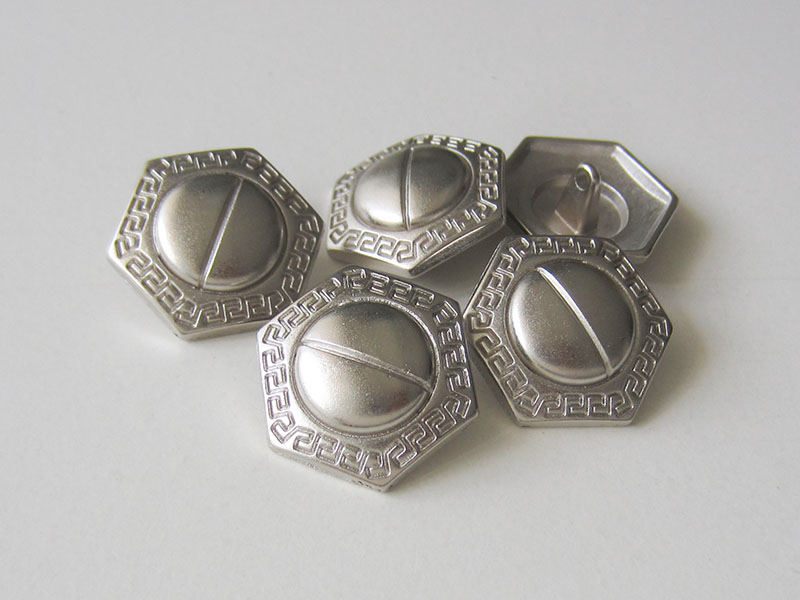 Sechseckiger Ösenknopf aus silbernem Metall