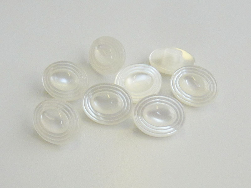 www.Knopfparadies.de - 1020we - Kleine ovale weiße Blusenknöpfe mit Perlmuttschimmer