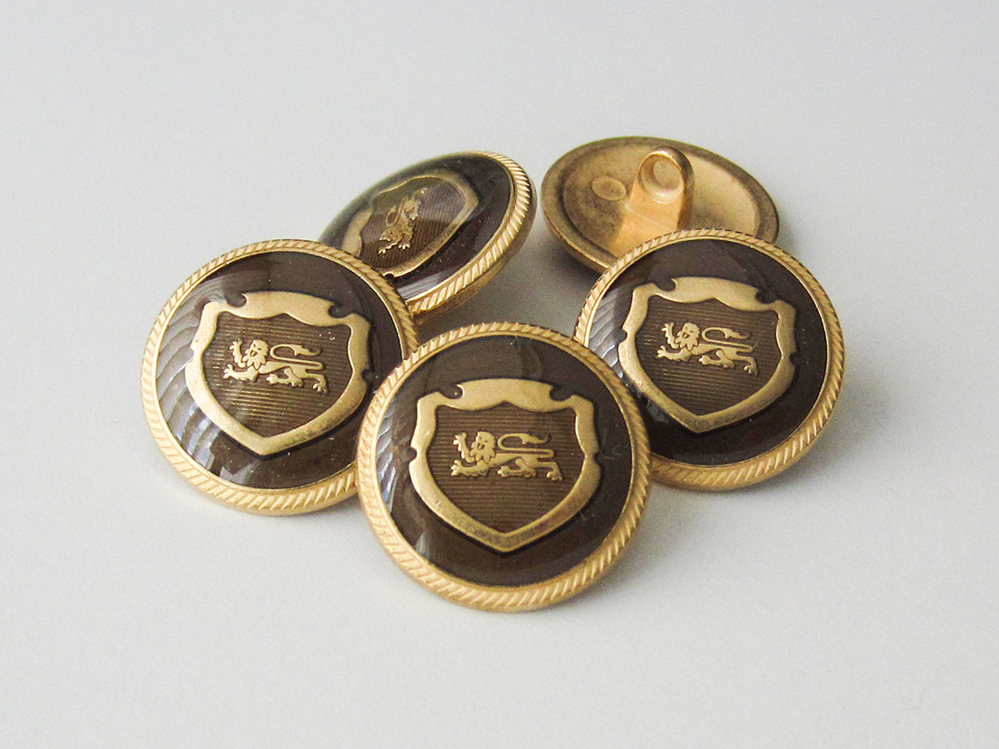 Goldbrauner Blazer Knopf mit Wappen und Löwe