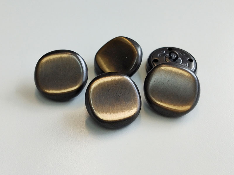 Zweifarbige hohle Metallknöpfe in gebürsteter Eisen- und Messingoptik
