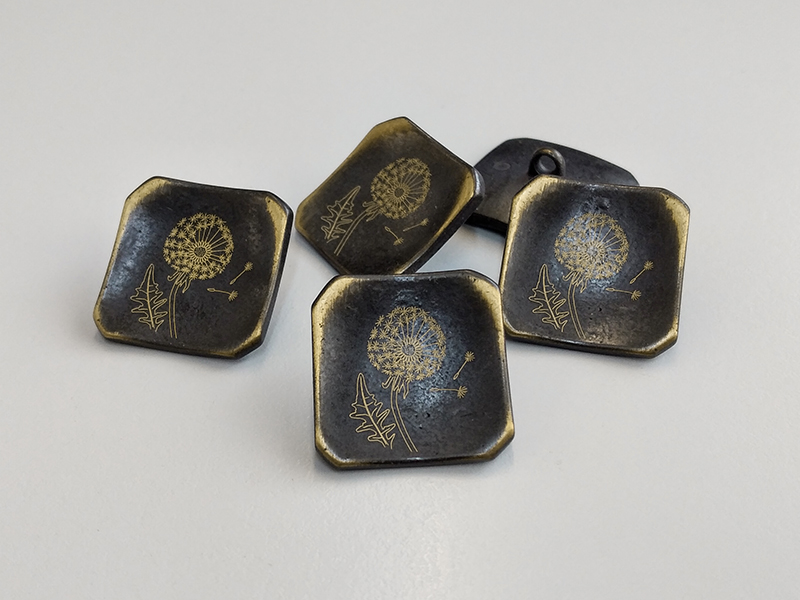 Schöne Metallknöpfe mit Pusteblume