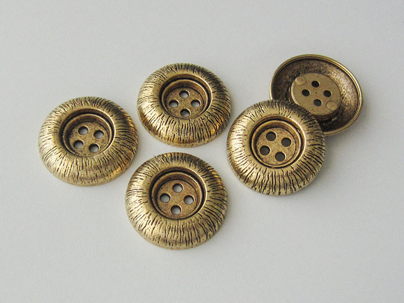 Attraktiver altgoldfarbener Mantelknopf