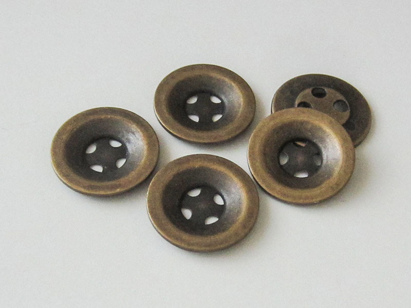 www.knopfparadies.de - 3648am - Altmessingfarbene Metallknöpfe mit vier Löchern