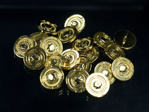 Goldfarbener maritimer Metall Knopf mit Muschel