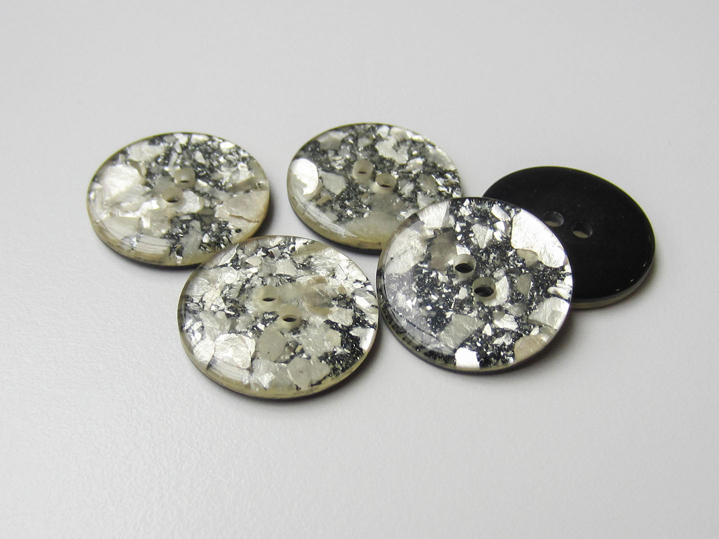 Moderner schwarzer Knopf mit metallic silber Glitter