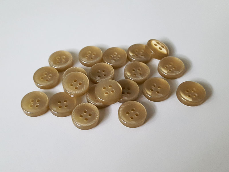Kleiner beiger Vierloch Knopf aus Kunststoff in Perlmutt Optik / 50 Stück-Packung