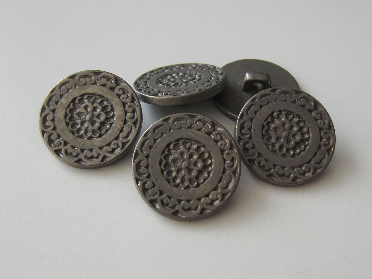 Alt wirkender metallic altsilberfb. Ornament Knopf