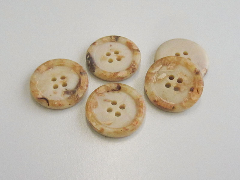 www.knopfparadies.de - 3536he - Mantelknöpfe aus Kunststoffmit Einschlüssen aus Stroh und Holzspähnen