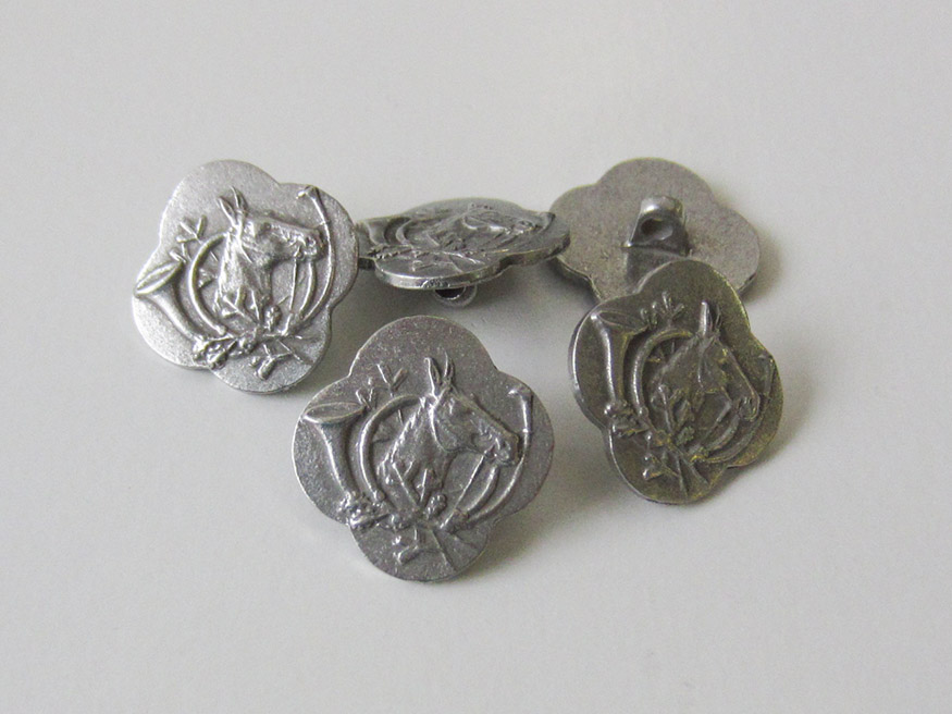 Edler silberfb. Metall Ösen Knopf mit Pferd & Jagdhorn
