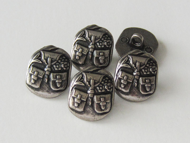 Hübsche Trachtenknöpfe / Rucksack / Metall / Altsilber / Ösenknöpfe