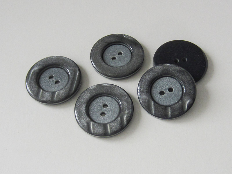 www.knopfparadies.de - 5817gr - Große Mantelknöpfe in grau-silber glitzernd