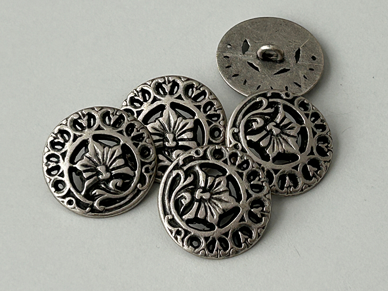 Altsilberfarbene Metallknöpfe mit Durchbruchmuster