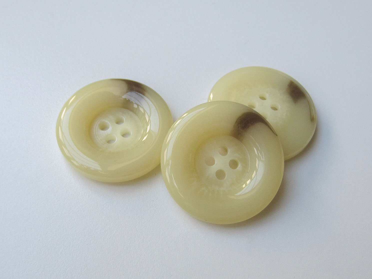Edler beige melierter Knopf m. Wulstrand in Horn Optik
