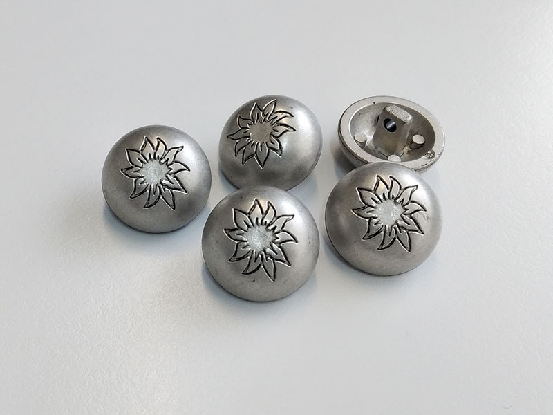 www.knopfparadies.de - 6891as - Altsilberfarbene, leichte Trachtenknöpfe mit Edelweiß-Motiv