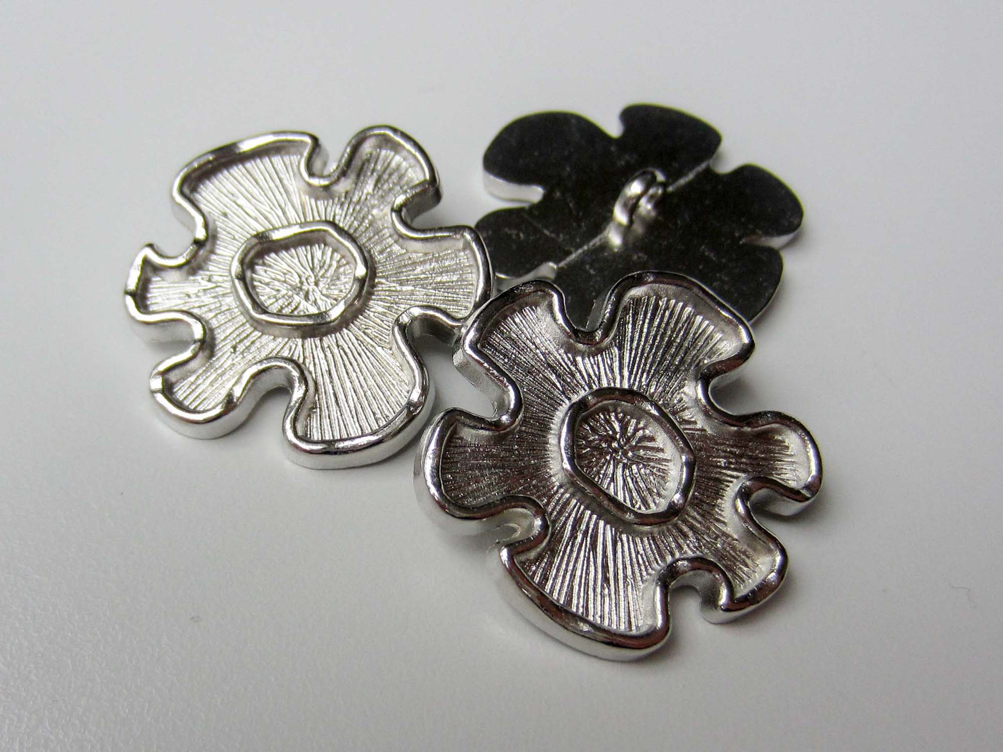 Moderner silberfarb. Ösen Metall Knopf in Blumen Form