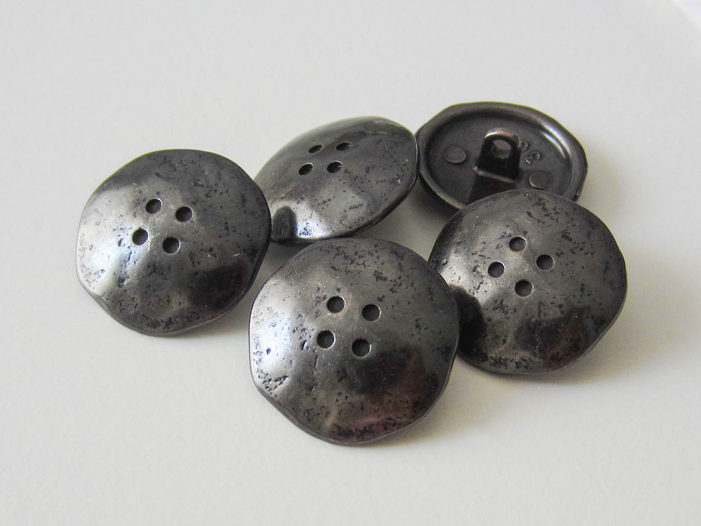 Metall Ösen Knopf mit unechten Knopflöchern / B-WARE