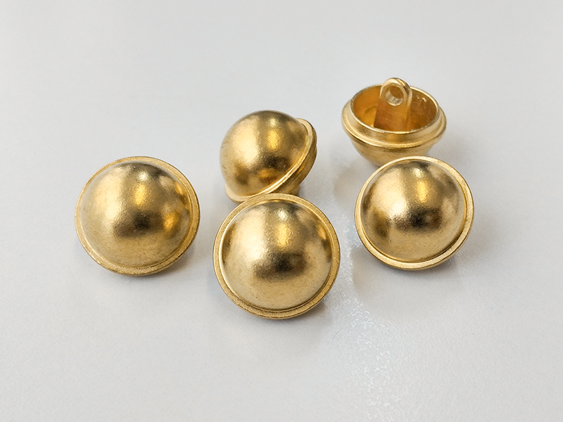 Klassische goldfarbene Metallknöpfe stark gewölbt Uniformknöpfe