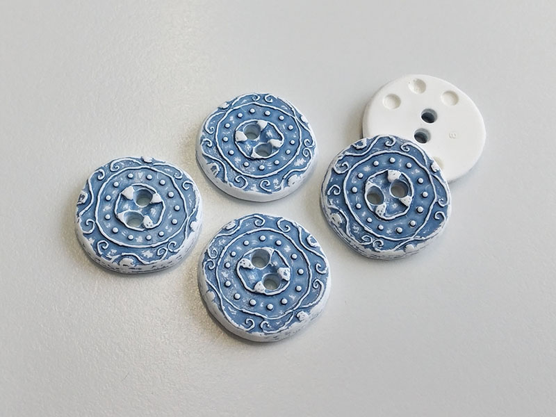 www.knopfparadies.de - 6547bl - Blau-Weiß gemusterte Trachtenknöpfe aus Kunststoff