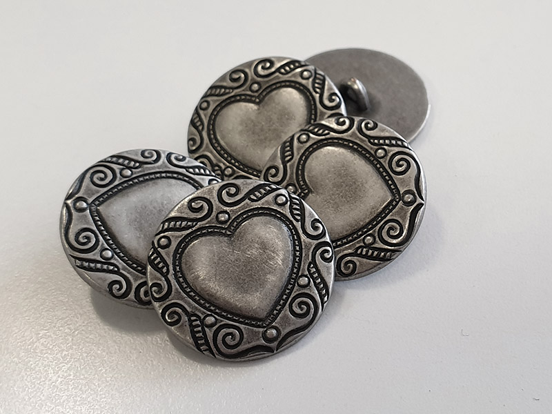 www.knopfparadies.de - d744as - Aus Metall bestehende Trachtenknöpfe mit zünftigem Herzmotiv