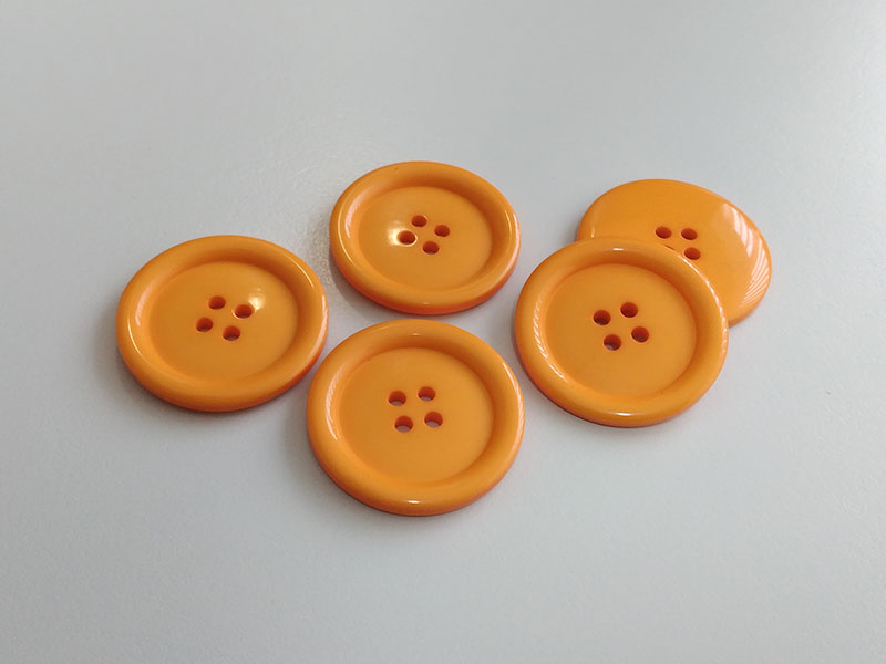 www.knopfparadies.de - 0464or - Orange eingefärbte Kunststoffknöpfe mit vier Löchern