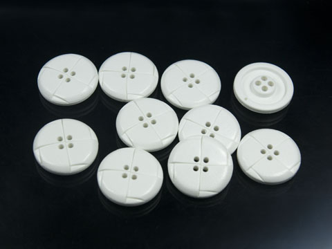 Weißer Mantelknopf in Leder-Optik