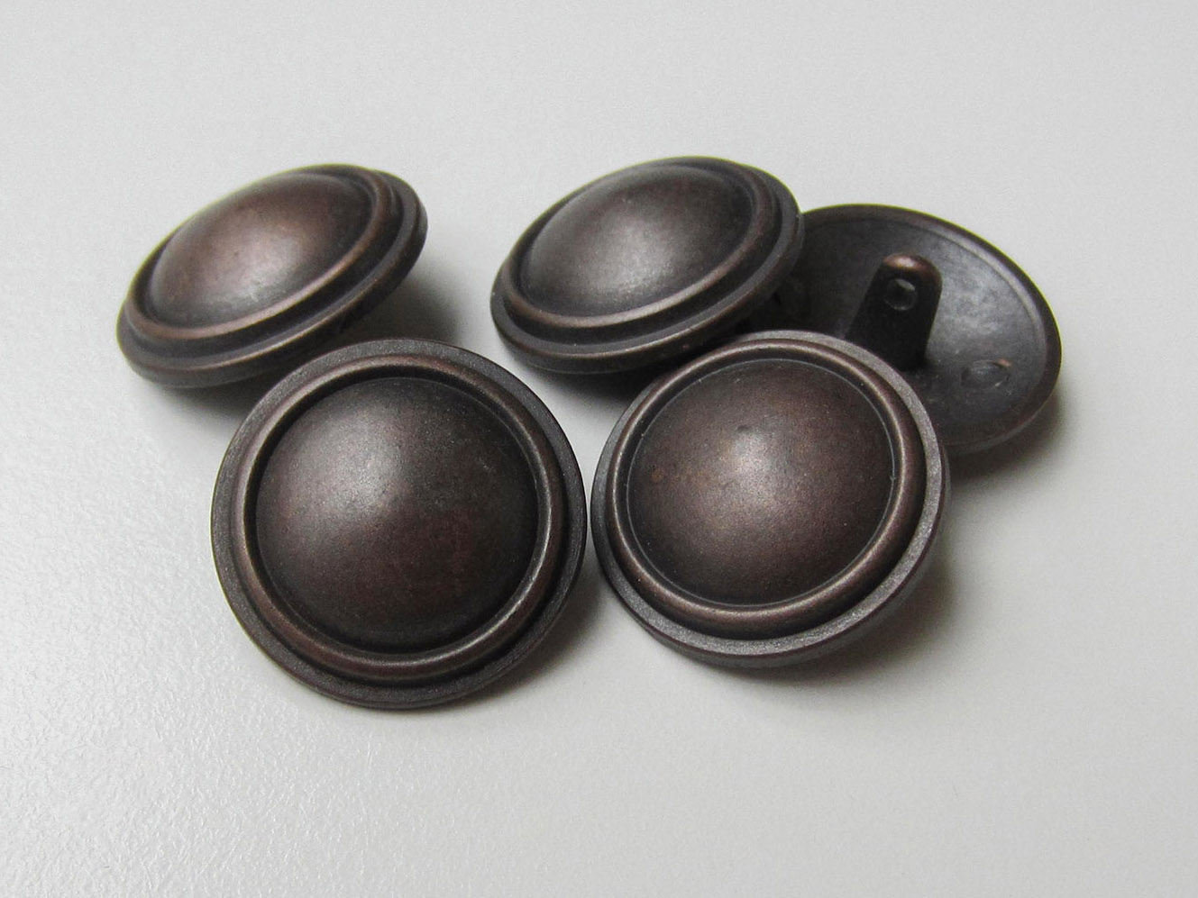 Alt wirkender bronzefarbener Metallknöpfe für Uniform
