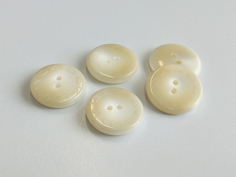 www.knopfparadies.de - 6154we - Beige Kunststoffknöpfe mit zwei Löchern