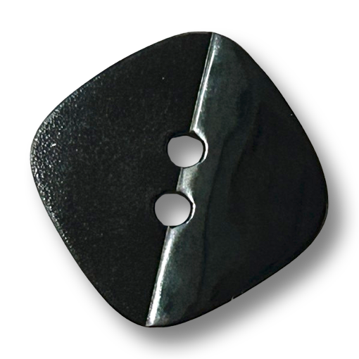 Schwarzer Kunststoffknopf in quadratischer Form mit abgerundeten Ecken und diagonaler Matt-Glanz-Trennung