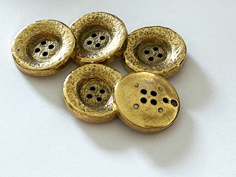 Kunststoffknopf Gold in Metall-Optik gehämmerte Oberfläche vertieft 4 Loch