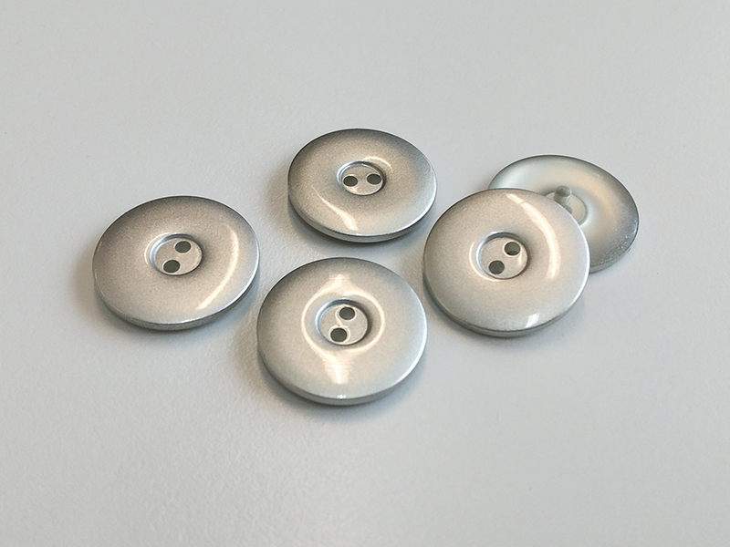 www.knopfparadies.de - 6070i - Silberfarbene Kunststoffknöpfe mit zwei Löchern und breitem Rand