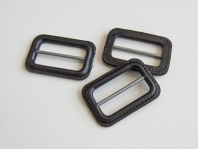 www.knopfparadies.de - 3142sc - Schwarze Lederschnalle mit silberfarbenem Steg
