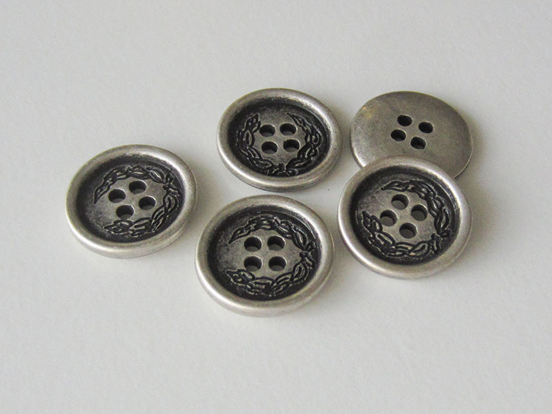www.Knopfparadies.de - 4074as - Silberne Vierloch Metallknöpfe mit Ranken oder Kranz Motiv