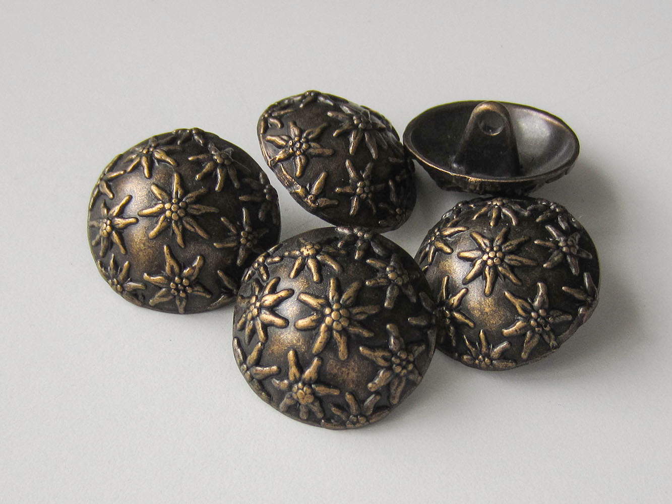 Ausgefallen schöne Trachtenknöpfe aus Metall mit Muster: Edelweiss