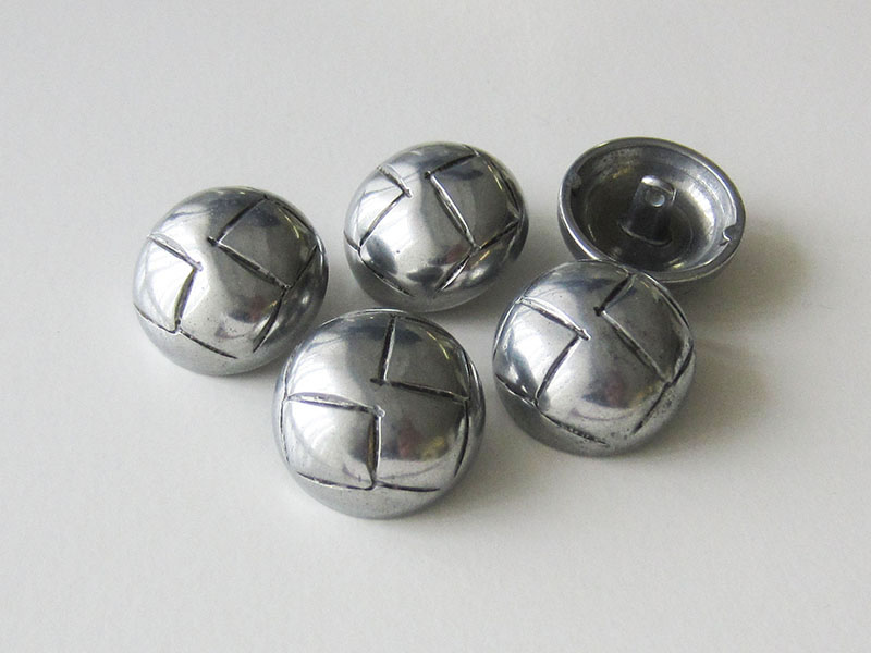www.Knopfparadies.de - 2738si - Silberne Metallknöpfe in Halbkugelform mit Rauten Muster