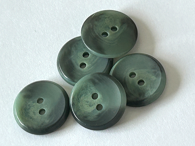 www.knopfparadies.de - 3757gn - Grau-grüner Zweilochknopf in klassischer runder Form