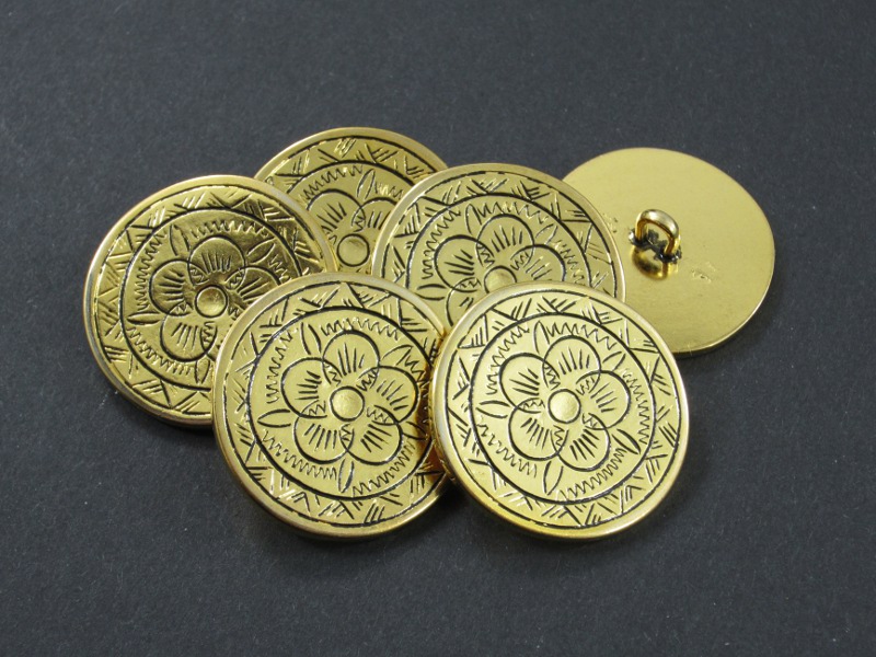Altgoldfarbener Knopf mit historischem Trachten Motiv