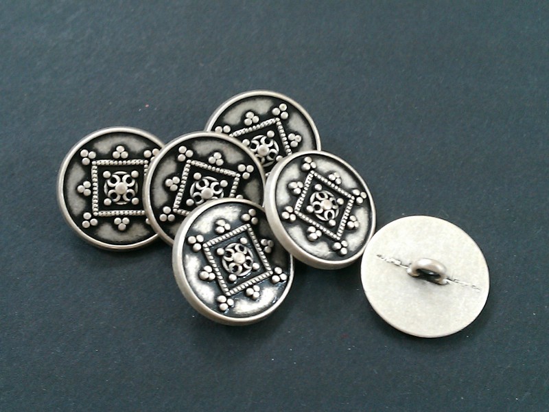 Altsilberfarbene Metallknöpfe mit historischem Design