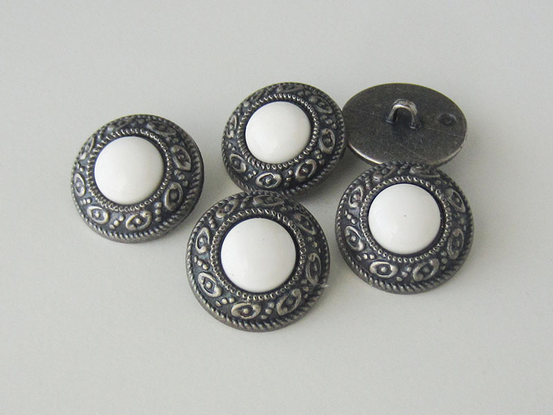 www.Knopfparadies.de - 1577aw - Altsilber weiße Ösen Kunststoffknöpfe in Metall Optik