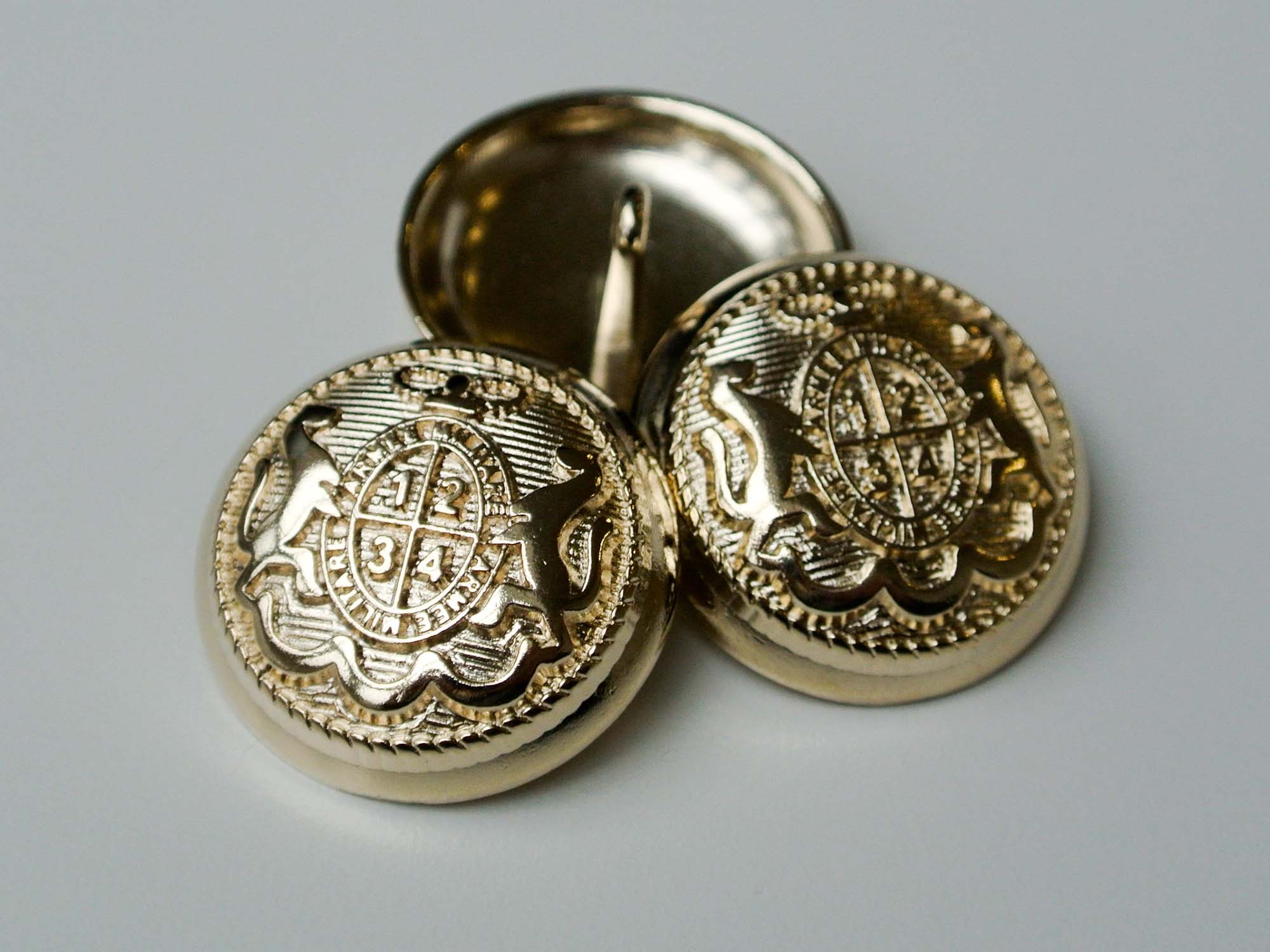 Feudaler glänzend blass goldfarb. Wappen Metall Knopf