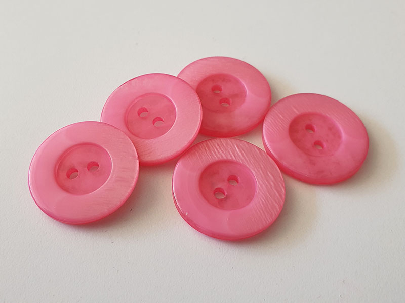 www.knopfparadies.de - 2119rs - Pink eingefärbte Kunststoffknöpfe mit zwei Löchern