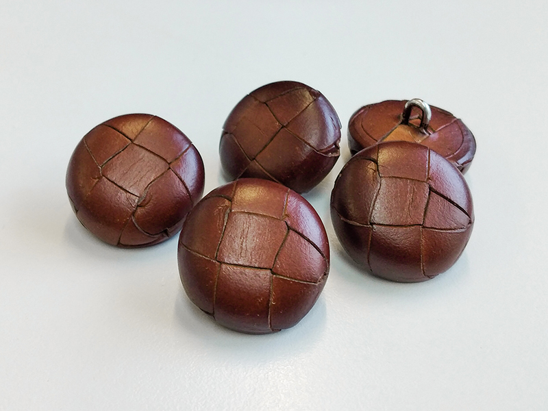 www.knopfparadies.de - 6062rb - Rotbraune Lederknöpfe mit hübschem Flechtmuster